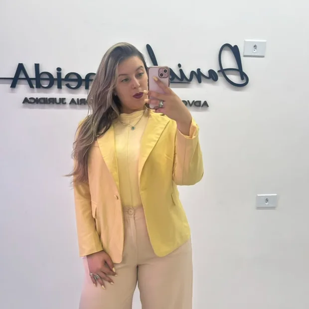 Dra. Daniele Almeida em ambiente profissional